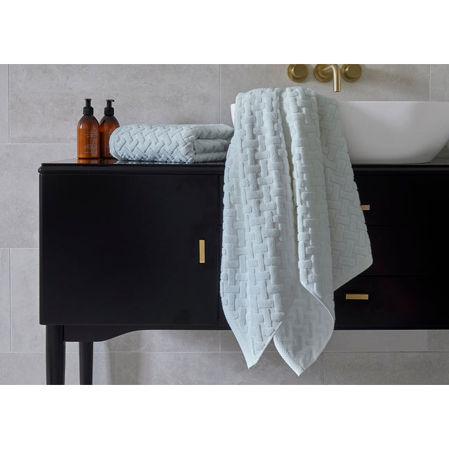 Christy "Trellis" Bath Towel Collections in Glacier (Silver)