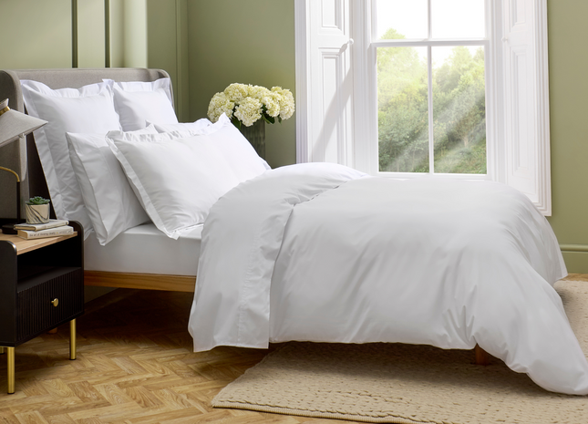 بياضات أسرّة من القطن المصري "تشيلسي" 200TC باللون الأبيض من كريستي