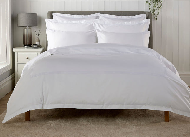 بياضات أسرّة كريستي "500TC Luxury Supima" بتطريز ثلاثي أبيض