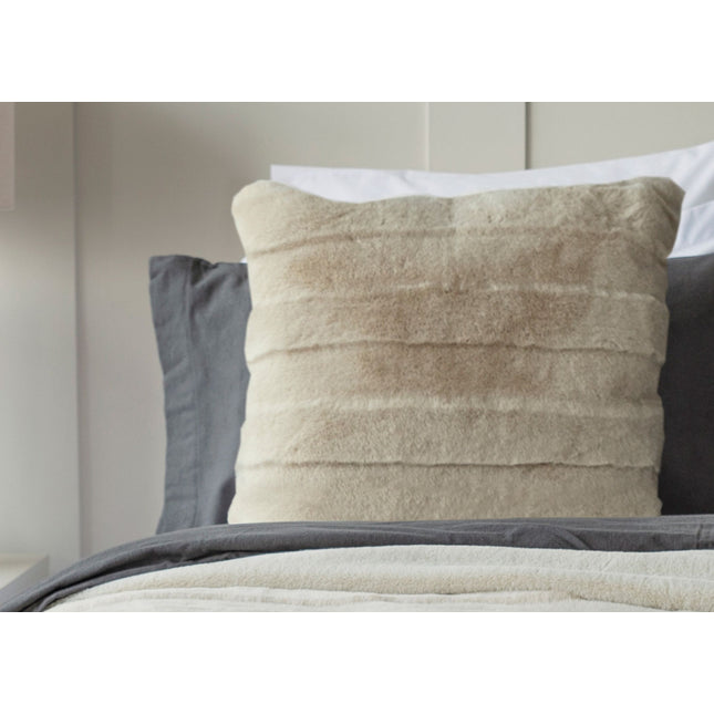 وسادة بيليدورم "ألاسكا" المحشوة بالفرو بلون الشوفان