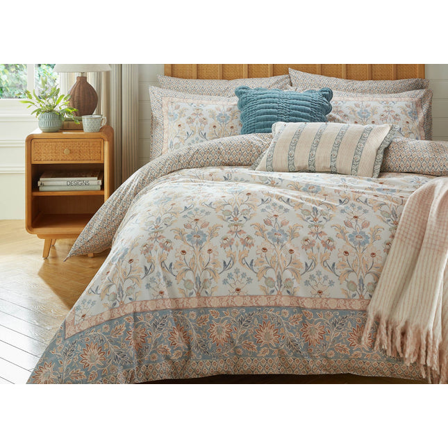 طقم غطاء لحاف "Walled Garden" من Laura Ashley باللون الأصفر