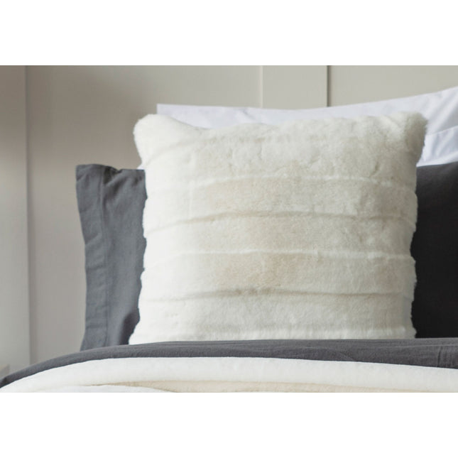 وسادة بيلدورم "ألاسكا" المحشوة بالفرو في الثلج