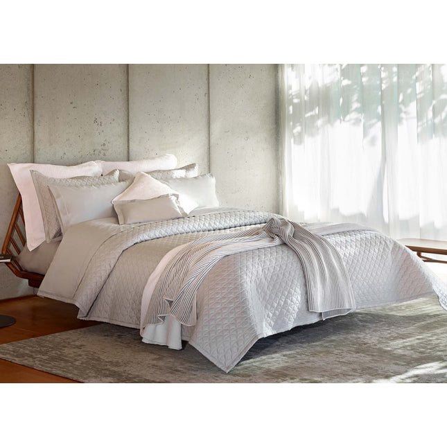 Amalia "Suave" 430 Thread Count Quilted Coverlet in Grey