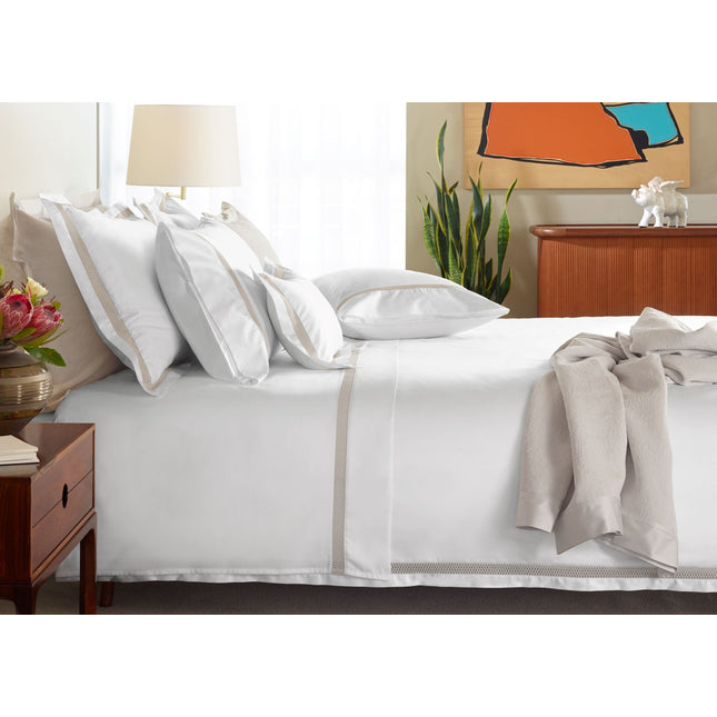 غطاء لحاف أماليا "سونيا" بكثافة 430 خيطًا باللون الأبيض مع دانتيل رمادي فاتح