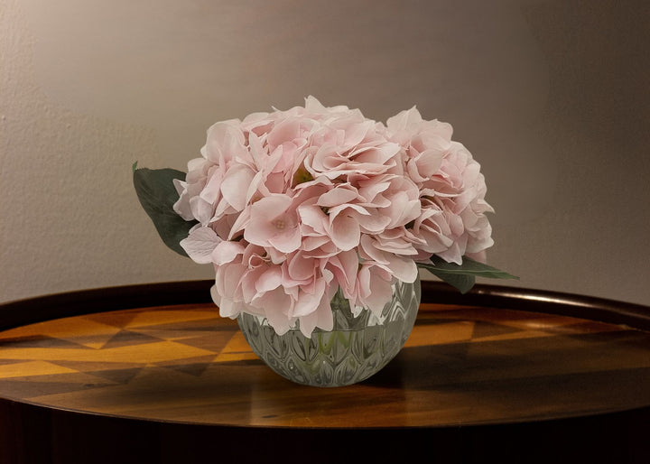 Linen Obsession "Round Hydrangeas Bouquet" in Glass Vase