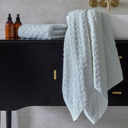 Christy "Trellis" Bath Towel Collections in Glacier (Silver)