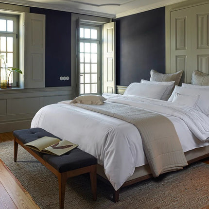 بياضات أسرّة "أماليا ميموريا" بكثافة 400 خيط، مطرزة على شكل حرف U، بلون الشمبانيا