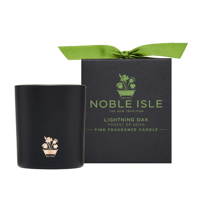 شمعة "لايتنينغ أوك" العطرية الفاخرة من نوبل آيل