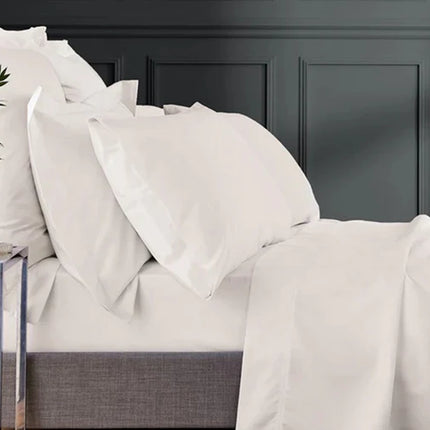 ملاءة ساتان قطنية مصرية من Bedeck of Belfast، مصبوغة بلون الطباشير (كريمي)