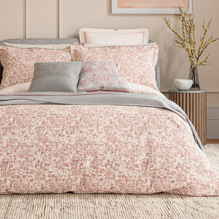 غطاء لحاف "سيلينا" من Bedeck of Belfast وغطاء وسادة أكسفورد باللون المرجاني