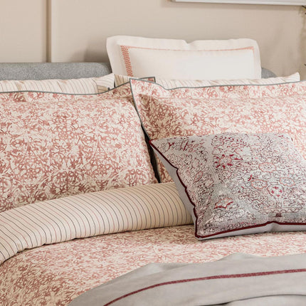 غطاء لحاف "سيلينا" من Bedeck of Belfast وغطاء وسادة أكسفورد باللون المرجاني