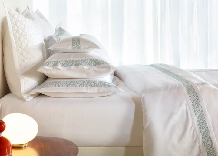 Amalia "Elo" 430TC Duvet Cover in White with White/Verbena