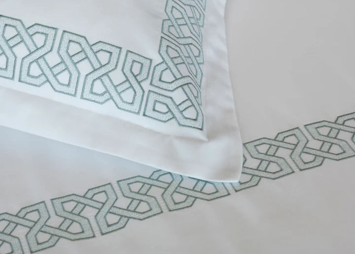 Amalia "Elo" 430TC Duvet Cover in White with White/Verbena