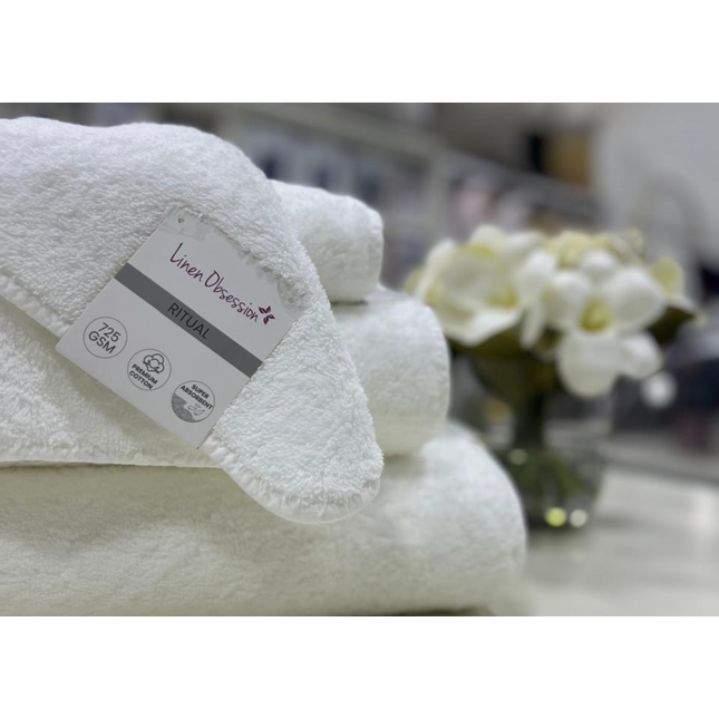 مجموعة مناشف الحمام "Ritual" من Linen Obsession باللون الأبيض