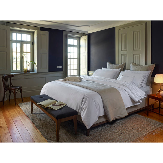 بياضات أسرّة "أماليا ميموريا" بكثافة 400 خيط، مطرزة على شكل حرف U، بلون الشمبانيا