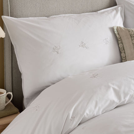 طقم غطاء لحاف "Walled Garden" من Laura Ashley باللون الأصفر