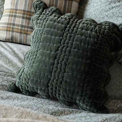 وسادة لورا آشلي "هانيا" المزخرفة المحشوة - ٥٠ × ٥٠ سم