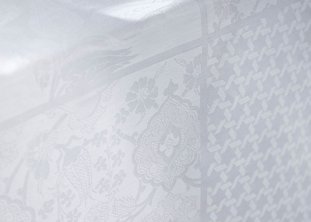 Le Jacquard Francais "Voyage Iconique" Table Linen Collection in White