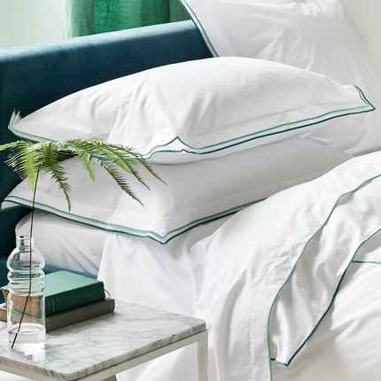 طقم أغطية لحاف "ألثيا" من هيلينا سبرينغفيلد باللون الأزرق الداكن