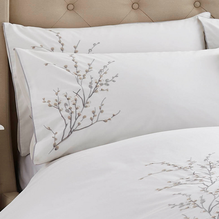 طقم غطاء لحاف مطرز "Pussy Willow" من Laura Ashley باللون الرمادي الفاتح