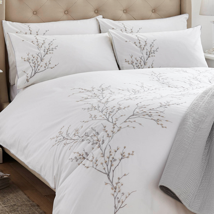 طقم غطاء لحاف مطرز "Pussy Willow" من Laura Ashley باللون الرمادي الفاتح