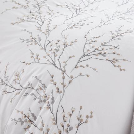 طقم غطاء لحاف مطرز "Pussy Willow" من Laura Ashley باللون الرمادي الفاتح