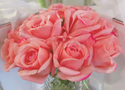 Linen Obsession "Rose Buds Herringbone Bouquet" in Glass Vase – Artificial Silk Flowers