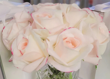 Linen Obsession "Rose Buds Herringbone Bouquet" in Glass Vase – Artificial Silk Flowers