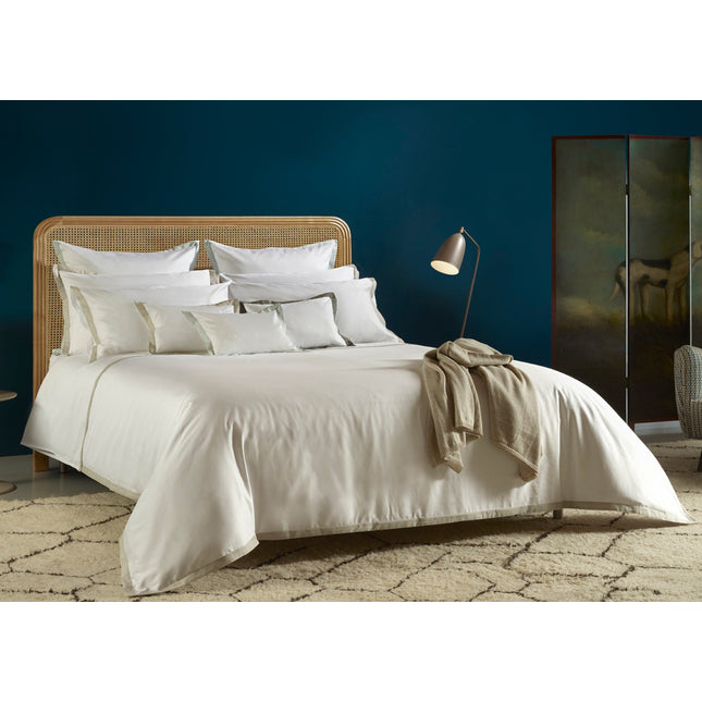 غطاء لحاف "أماليا برادو" بكثافة خيوط ٤٣٠، أبيض اللون مع حواف رملية